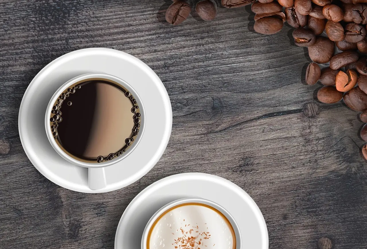 To kaffekopper med kaffe på træbord